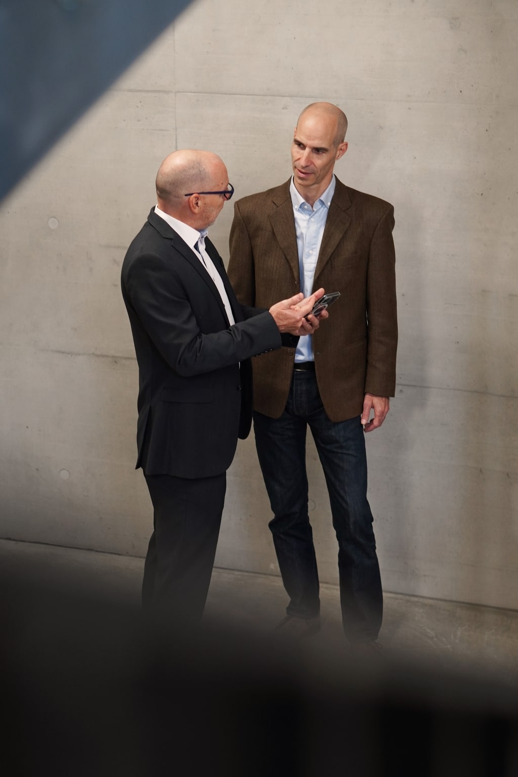 zwei Herren im Businesslook unterhalten sich